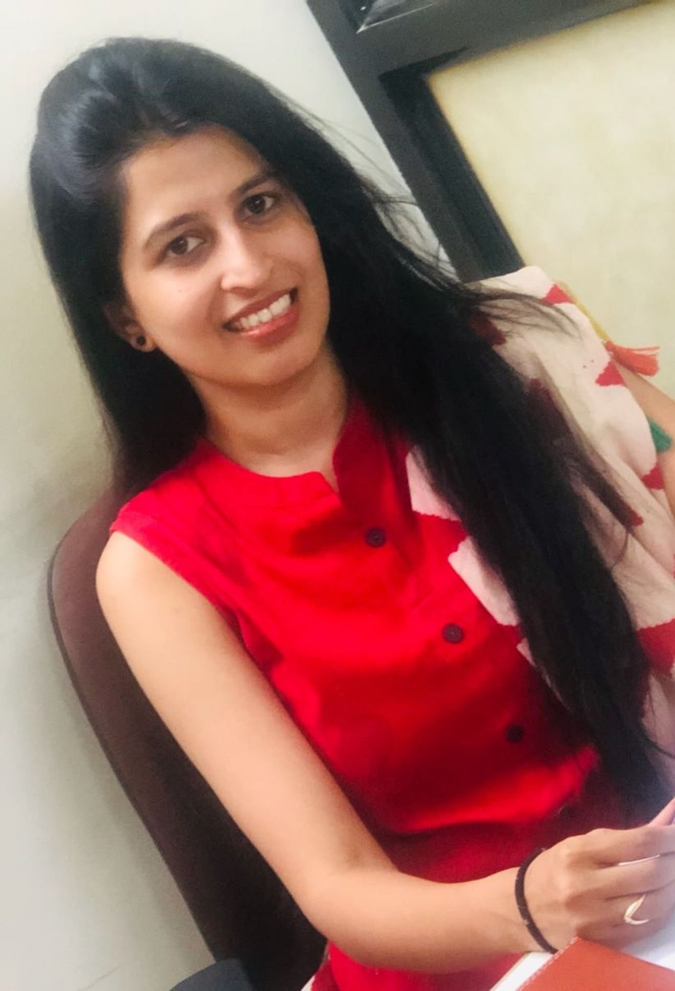 A smiling Pic of Dr. Amulya Shetty with long black hair